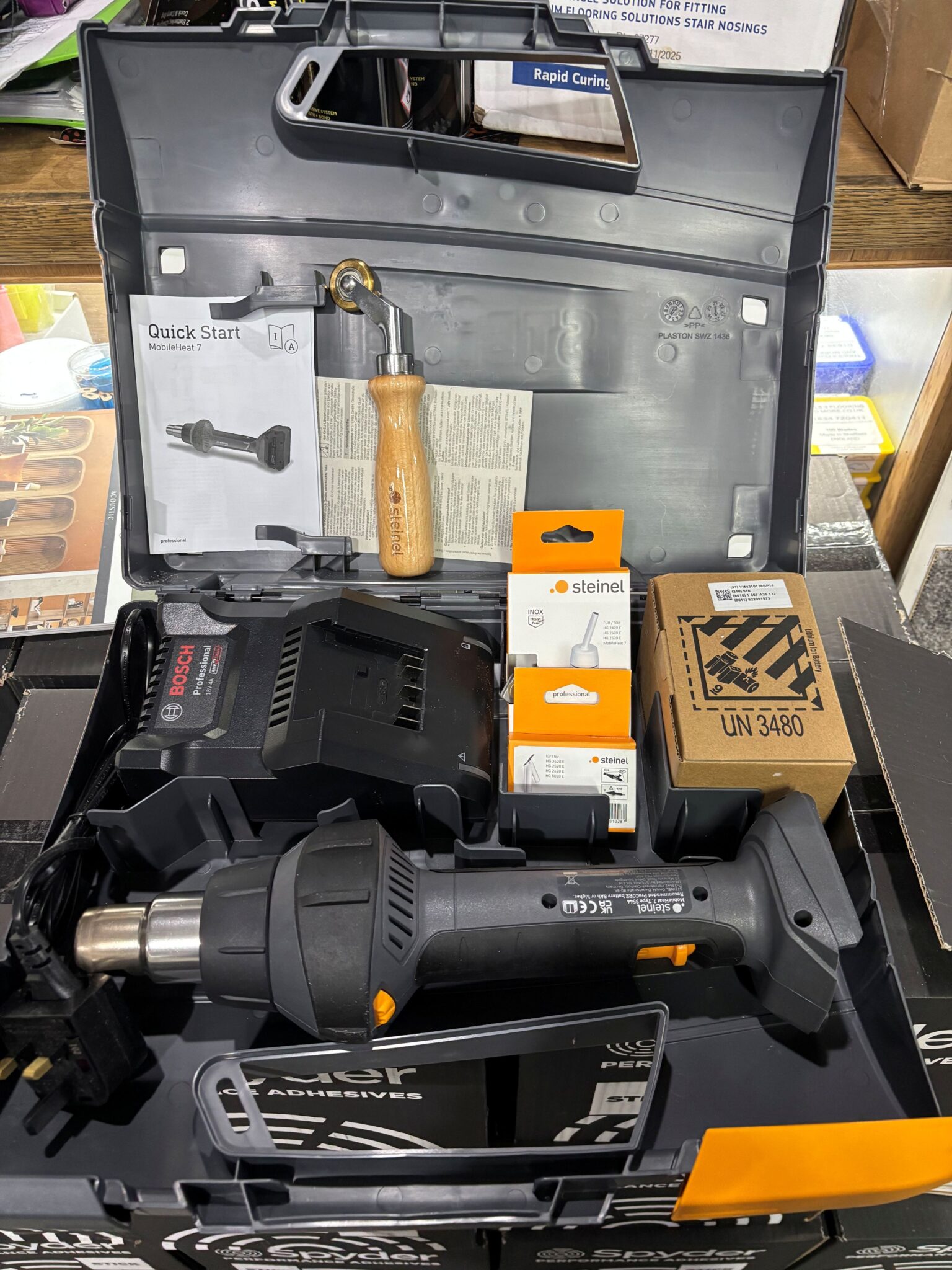 Steinel Mobile Heat 7 8Ah Battery & Charger Cased - Image 2